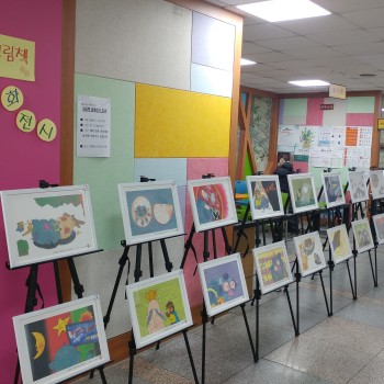 [행복나눔 작은도서관]2차 그림책 원화전시-컴퓨터 게임에 빠진 저팔계 이미지