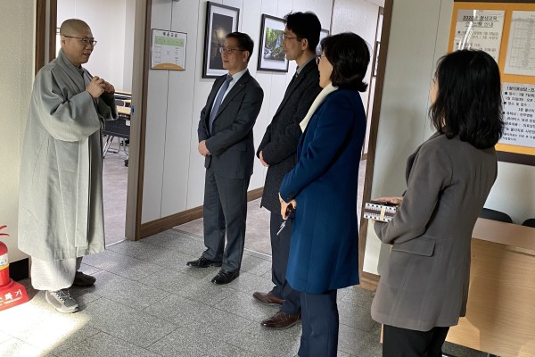 설명절을 맞아 국민연금공단에서 방문해주셨습니다. 이미지