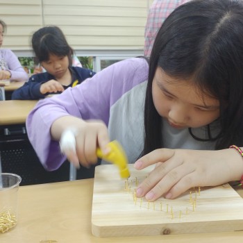 [행복나눔 작은도서관]'반짝반짝 스트링아트'프로그램 운영 이미지