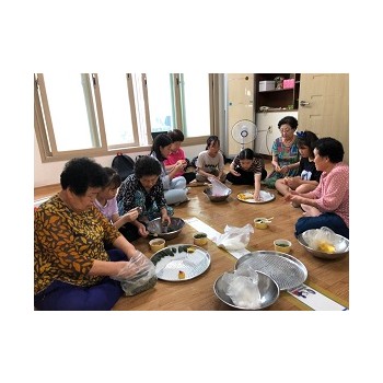 [행복나눔 작은도서관]1.3세대 통합 프로그램 '할머니는 송편만들기 달인' 진행 이미지