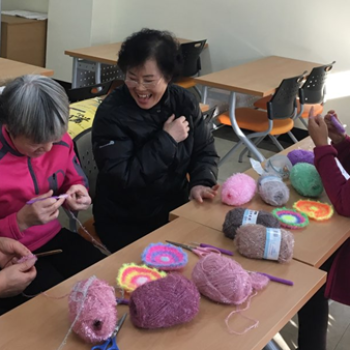 [분관/기린봉노인복지관] 역할만들기프로그램 '아크릴실로 수세미 만들기' 이미지