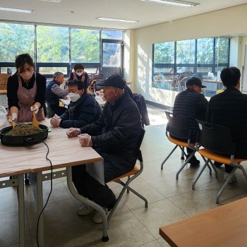 [노송작은도서관] '내가 바로 할아버지 요리사!' 프로그램 진행 이미지