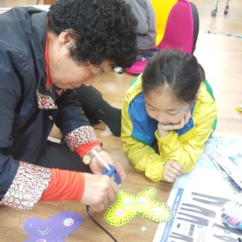 [노송 작은도서관] ‘책과 함께 마음을 다독(多讀)이다’ 2018 재능나눔 프로그램 운영-5월 이미지